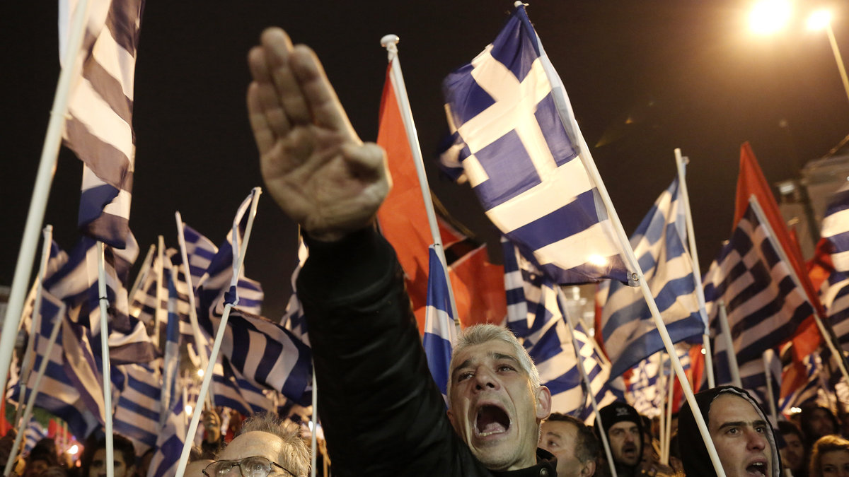 Grekiska högerextremister demonstrerar i Aten förra året. 