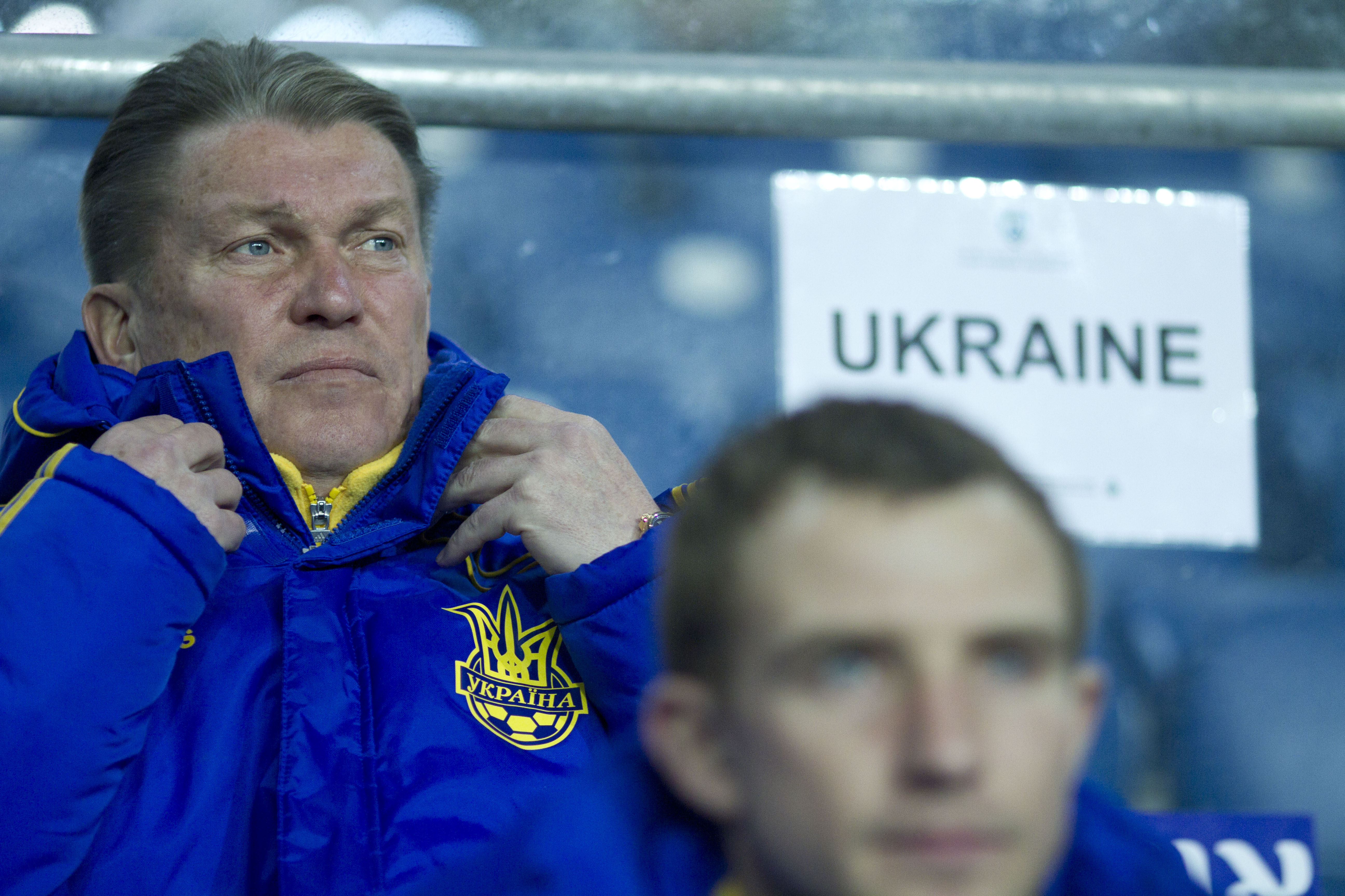 Den ukrainske förbundskaptenen Oleg Blokhin (till vänster) har stora målvaktsbekymmer inför hemma EM.