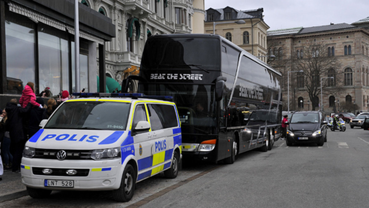 Polisen gjorde en husrannsakan i superstjärnans turnébuss. 