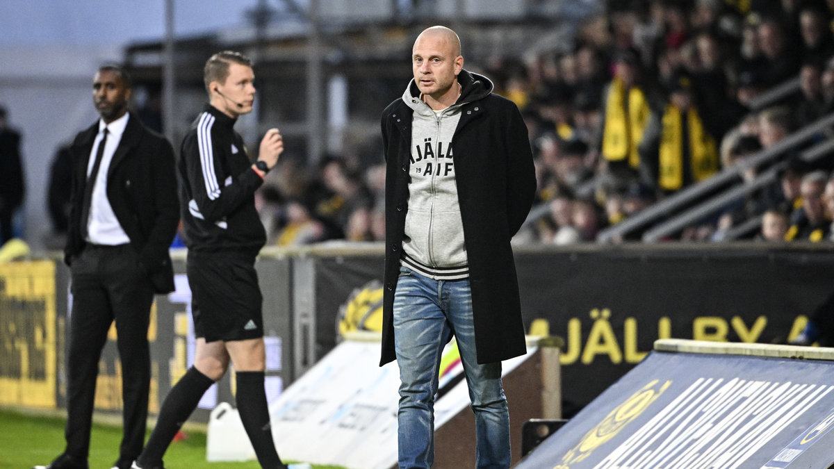AIK har bekräftat att man förhandlar med Andreas Brännström (längst fram i bild). Henok Goitom (längst bort i bild) uppges bli assisterande tränare till "Brännan".