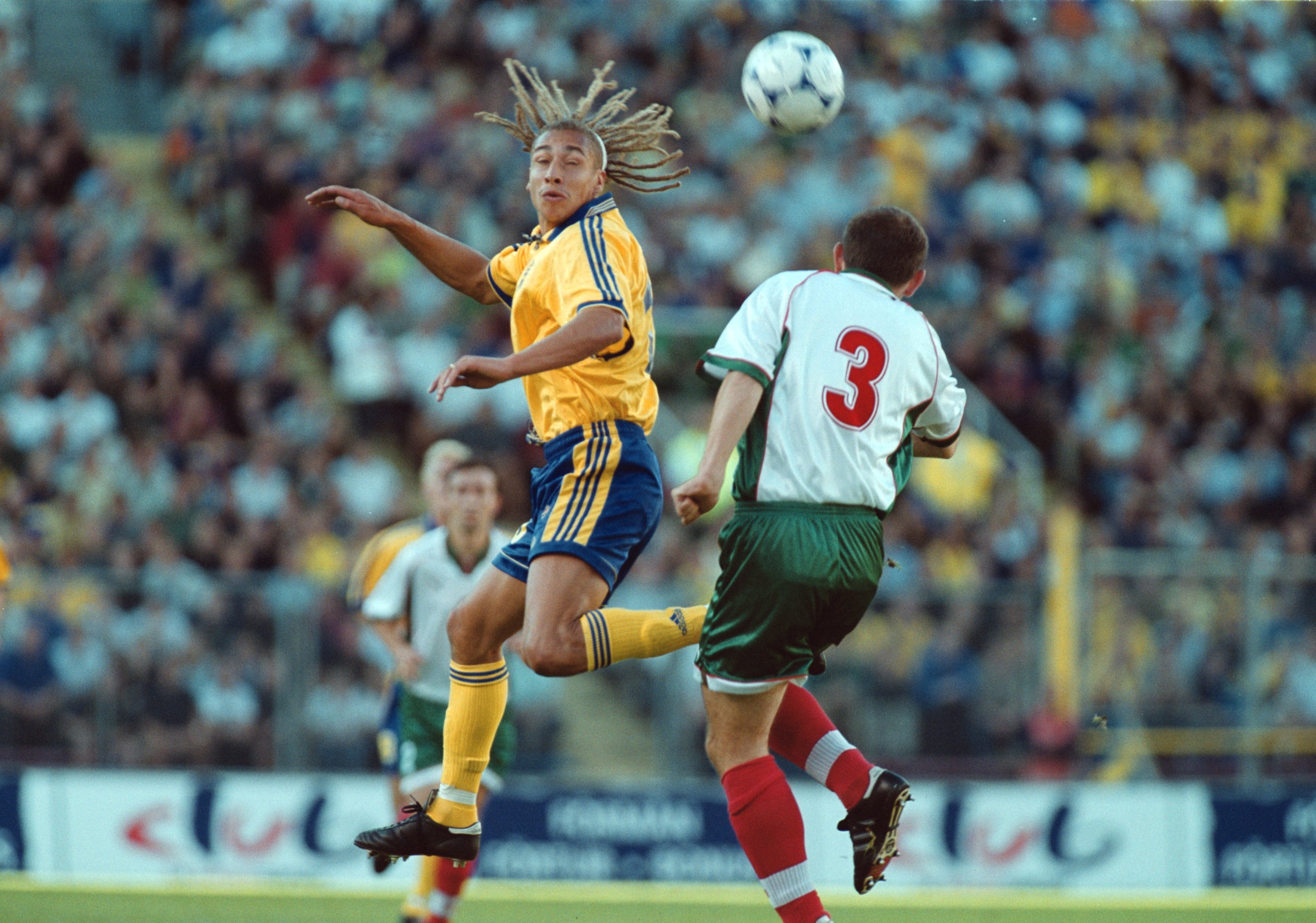 1999: Henrik Larsson tampas med en bulgar i EM-kvalet. 1999: Henrik Larsson tampas med en bulgar i EM-kvalet.