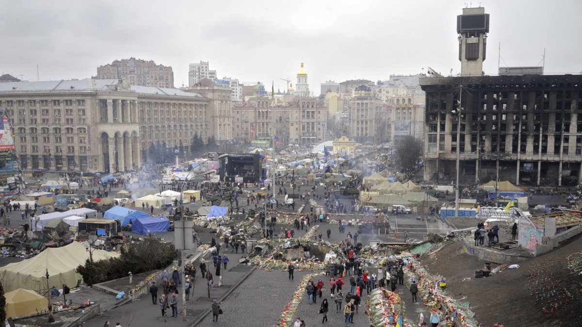 På samma ställen i Kiev som det var folkfester under EM 2012 har det de senaste månaderna varit våldsamma sammandrabbningar.