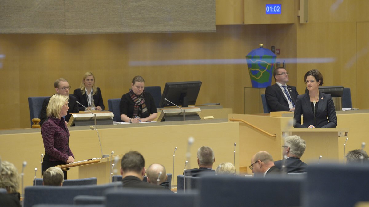 Finansminister Magdalena Andersson i debatt med Moderaternas Anna Kinberg Batra.
