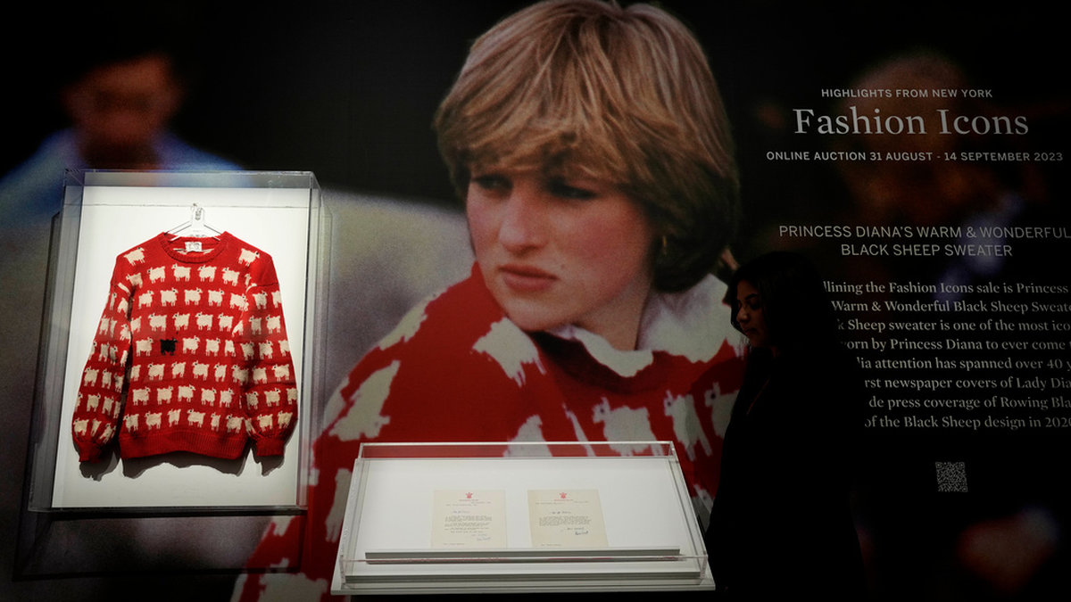Lady Diana Spencer – senare prinsessa av Wales – i sin röda 'fårtröja'. Nu hoppas auktionshuset Sothebys att tröjan ska säljas på en modeauktion för minst en halv miljon kronor.