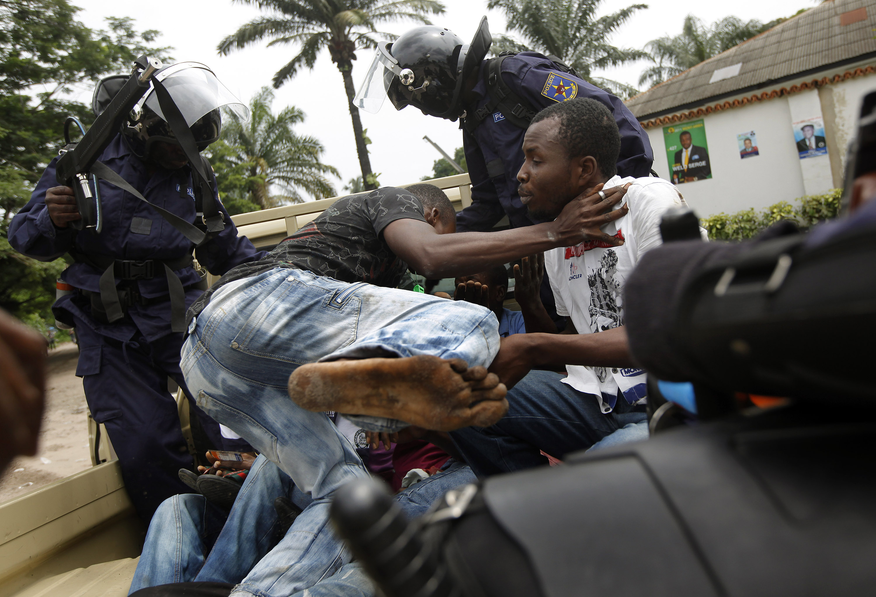 En man kastas iväg av polisen. Human Rights Watch hävdar att 24 civila dödats av polis sedan valet i början av december.