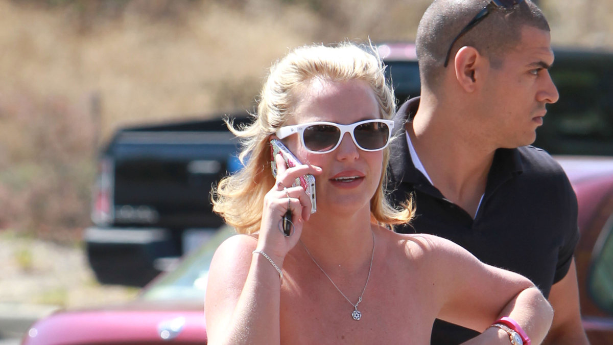 Britney har både resurser och tid till att förgöra Cali. 