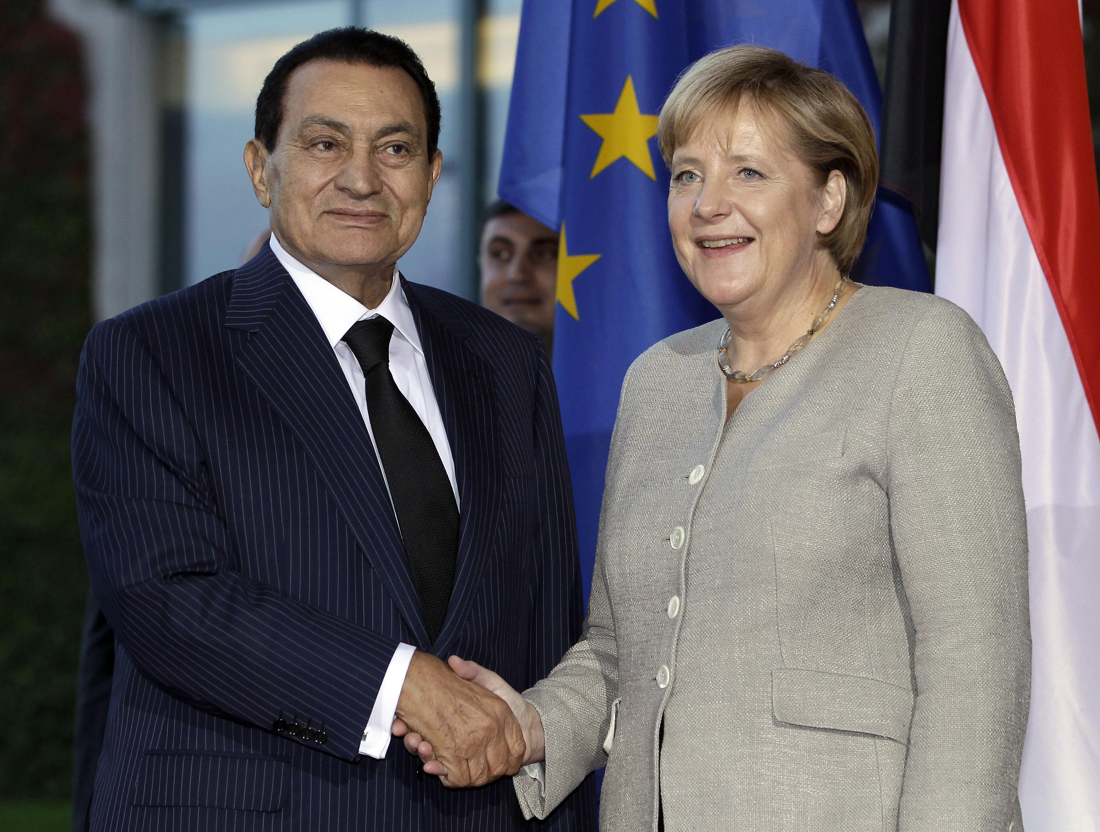 Hosni Mubarak tillsammans med Tysklands förbundskansler Angela Merkel. Nu kan den egyptiske presidenten vara på väg till sjukhus i Tyskland.