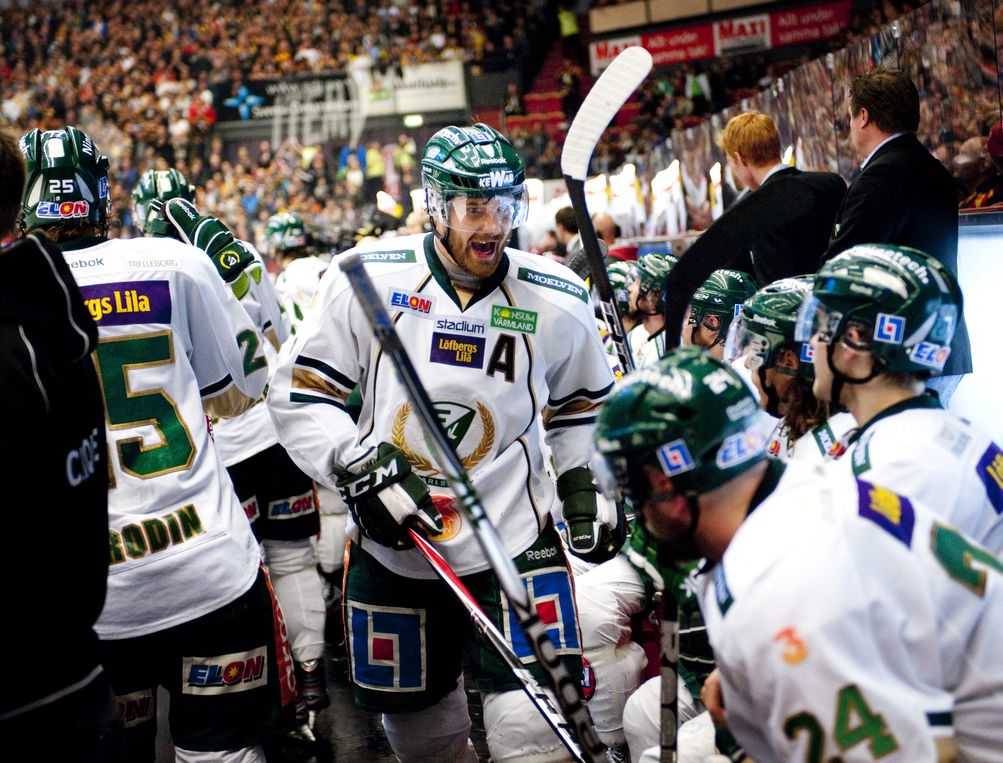 Sanny Lindström och hans Färjestad var länge med i matchen, men fick se sig slagna av ett Brynäs som hade puckstudsen med sig. Sanny Lindström och hans Färjestad var länge med i matchen, men fick se sig slagna av ett Brynäs som hade puckstudsen med sig.
