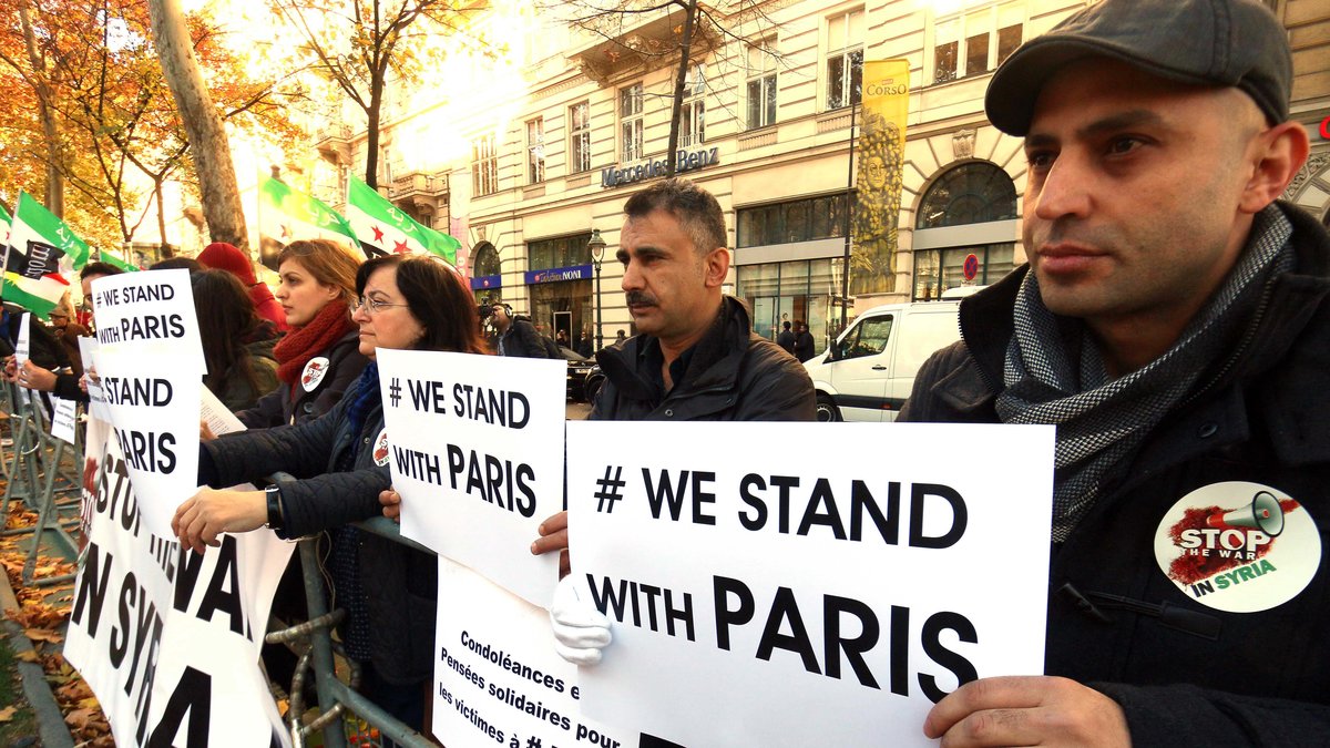 Människor visar sitt stöd till Paris