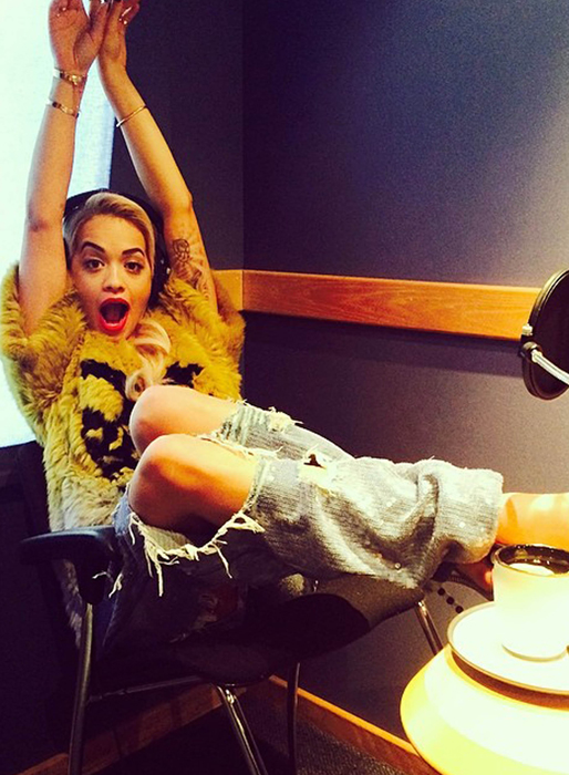 Rita Ora sträcker ut sig i sina trasiga jeans. Rita Ora sträcker ut sig i sina trasiga jeans.