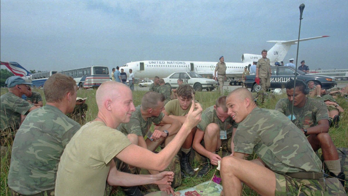 Bilden från 1995 visar de nederländska soldaterna medan de spelar Risk på flygplatsen utanför Belgrad, Serbien. 