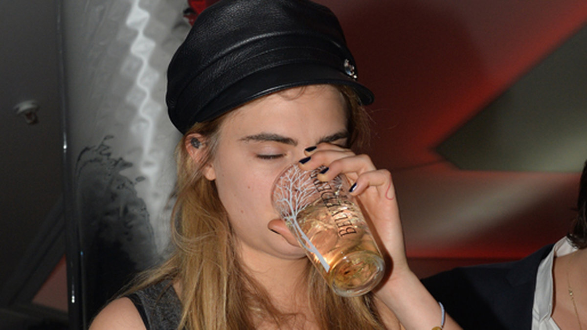 Supermodellen Cara Delevingne klunkar i sig Belvedere på en nattklubb i Cannes.