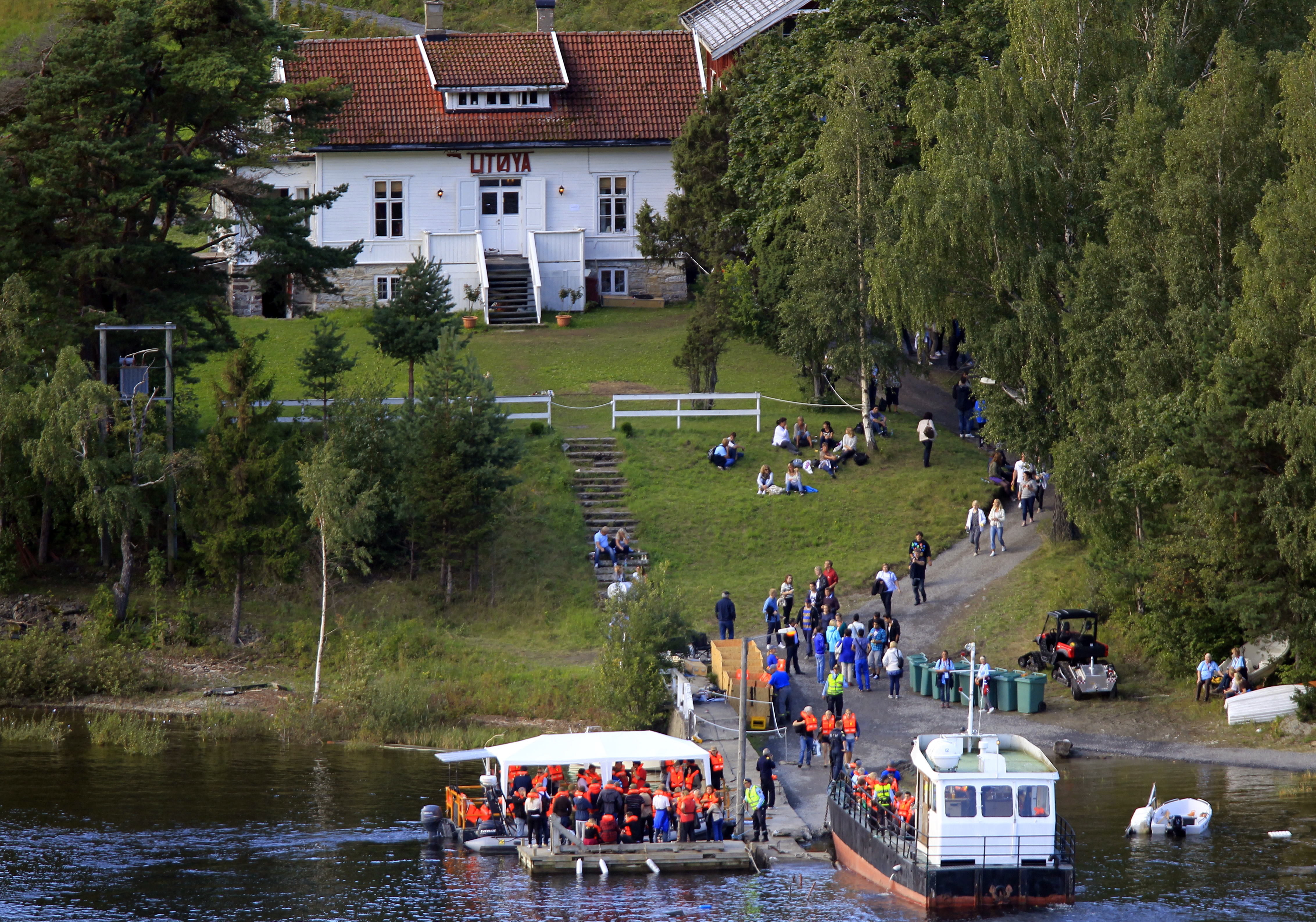 Breivik kom dit utklädd till polis och började skjuta ungdomar som var där på AUF:s sommarläger. Breivik kom dit utklädd till polis och började skjuta ungdomar som var där på AUF:s sommarläger.