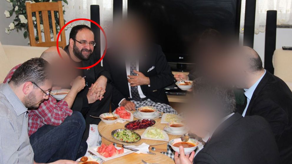 Mehmet Kaplan syns äta middag med representanter från organisationen Milli Görüs.