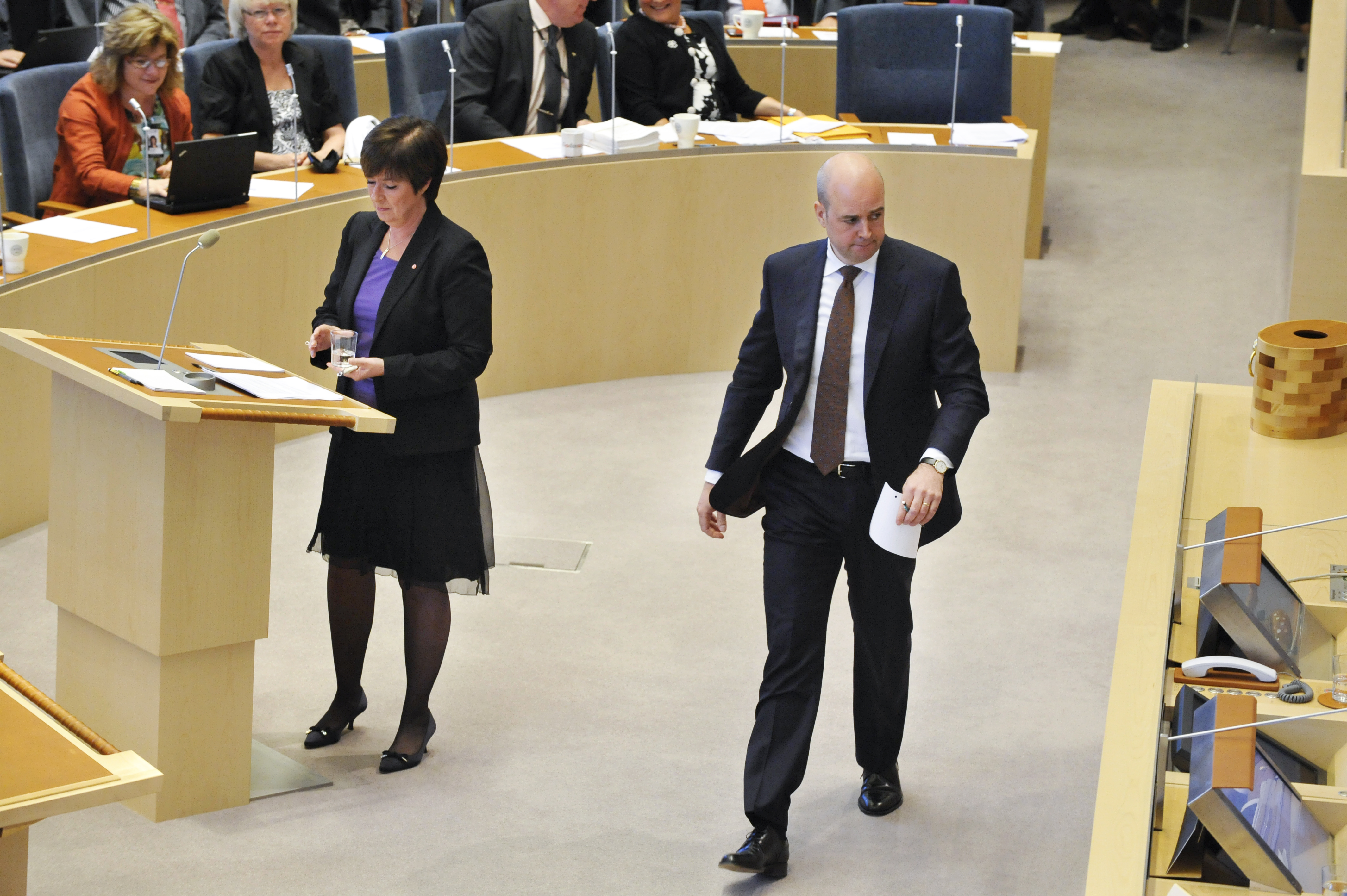 Och moderatledaren Fredrik Reinfeldt spöar Mona Sahlin med hästlängder.