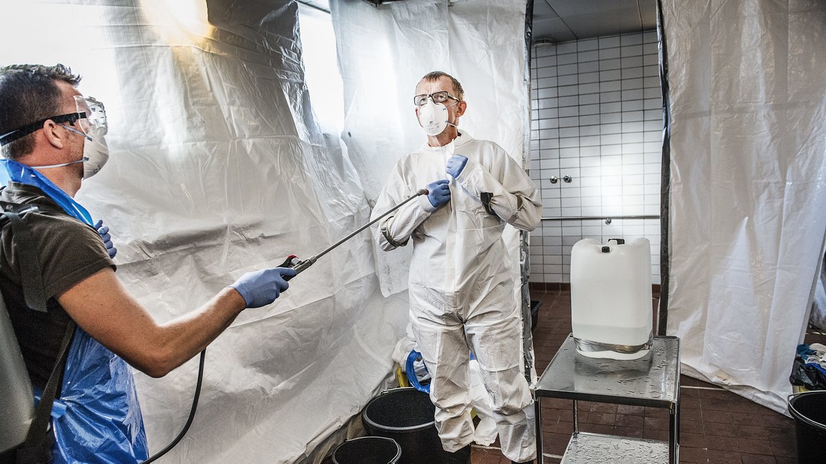 På Karolinska institutet i Solna utanför Stockholm får deltagarna lära sig hur man hanterar ebola. 