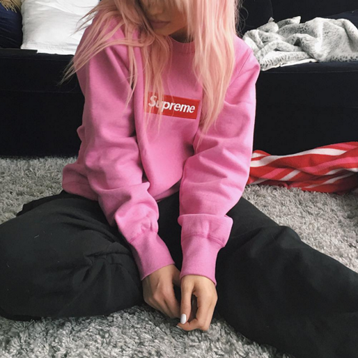 Kylie Jenner matchar sitt rosa hår med rosa Supreme-tröja. Kylie Jenner matchar sitt rosa hår med rosa Supreme-tröja.