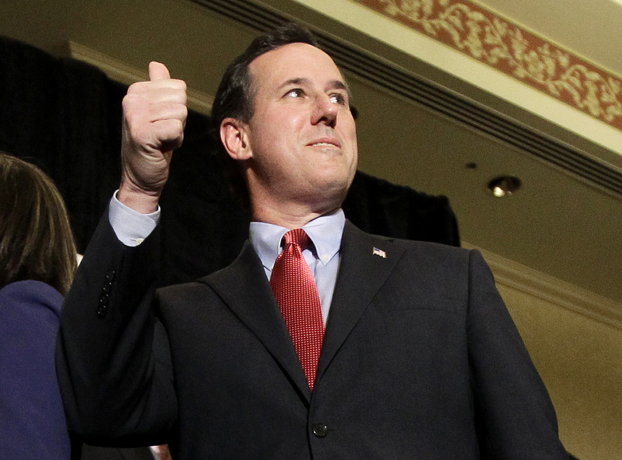 Rick Santorum kan göra tummen upp efter nattens trippelseger i de amerikanska primärvalen.