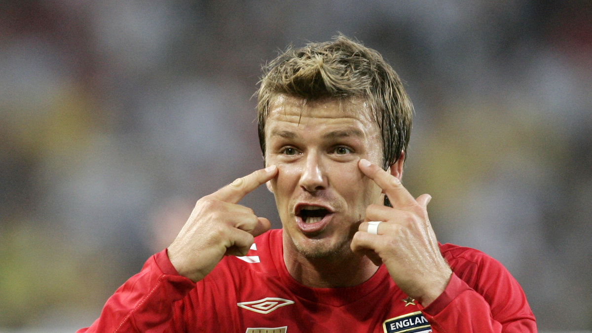 Beckham kallar på domarens uppmärksamhet i VM-matchen mot Sverige 2006. 