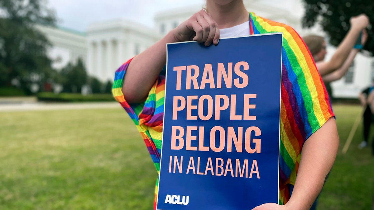 Den nya lagen förbjuder bland annat Alabamas transpersoner från att använda toaletter som stämmer överens med deras könsidentiteter. Bild från en protest i delstaten i mars i fjol.