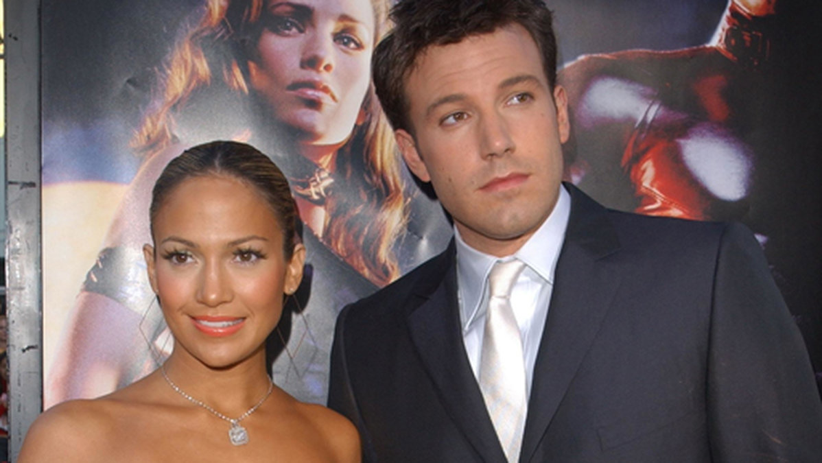 Jennifer Lopez var otrogen mot sin pojkvän Chris Judd med Ben Affleck. J. Lo och Ben förlovade sig senare. 