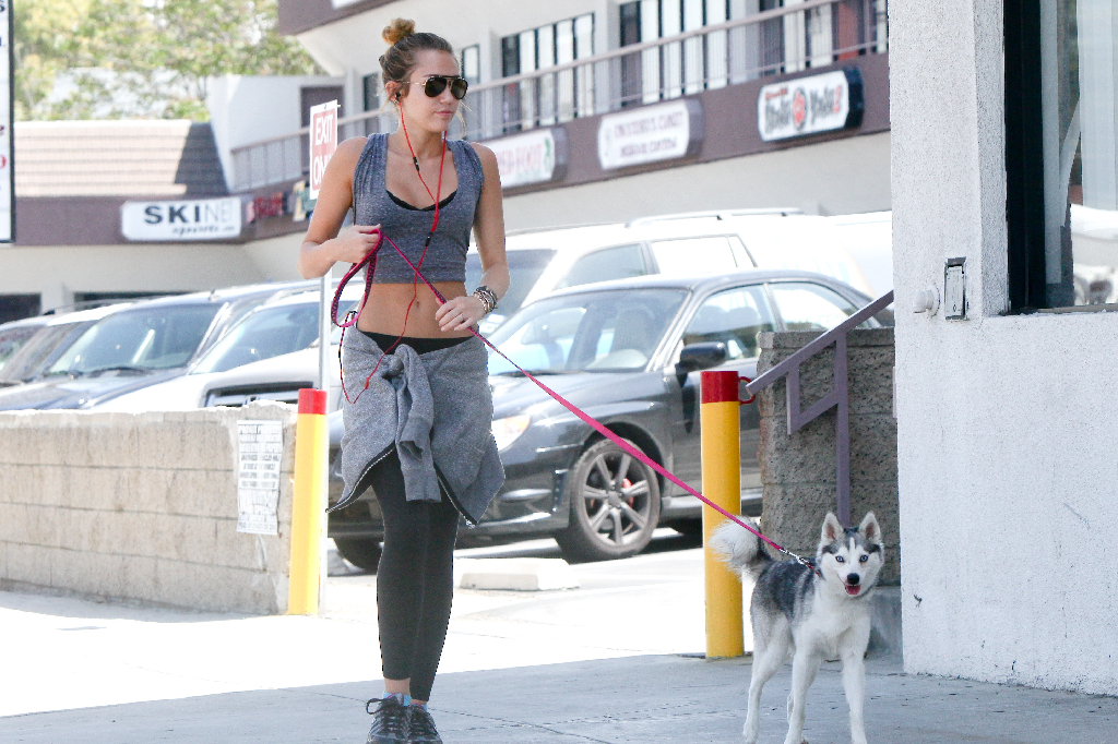 Miley är ofta på gymmet och visar gärna upp sin nya plattare mage.