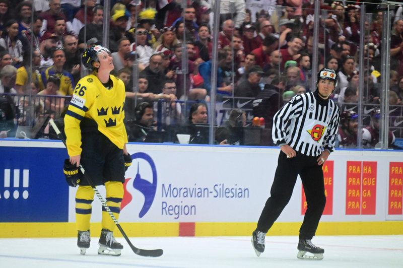 Rasmus Dahlin efter att ha tilldelats matchstraff.
