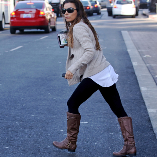Eva Longoria har bråttom till jobbet i Los Angeles. Eva Longoria har bråttom till jobbet i Los Angeles.