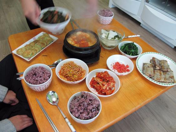KOREA. Frukosten här liknar faktiskt en koreansk middag. På bordet hittas vanligtvis ris, soppa, kimchi, fisk eller kött, inte sällan från vad som finns kvar från gårdagens middag. KOREA. Frukosten här liknar faktiskt en koreansk middag. På bordet hittas vanligtvis ris, soppa, kimchi, fisk eller kött, inte sällan från vad som finns kvar från gårdagens middag.