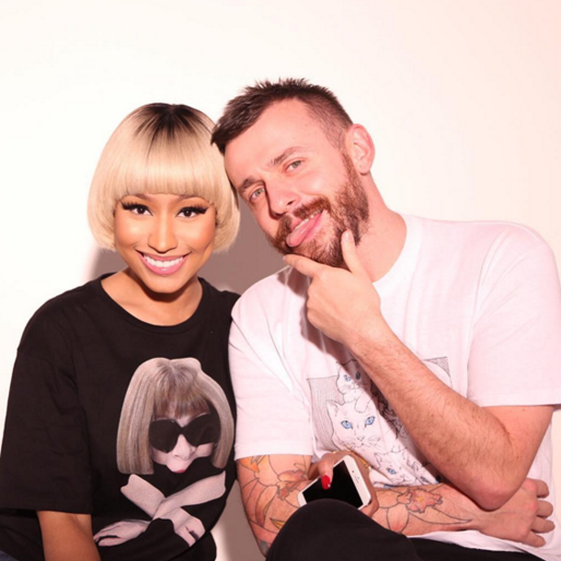 Nicki Minaj tackar fotografen för en grym plåtning. Nicki Minaj tackar fotografen för en grym plåtning.
