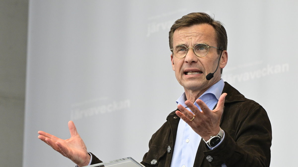 Moderaternas partiledare Ulf Kristersson på plats under Järvaveckan.