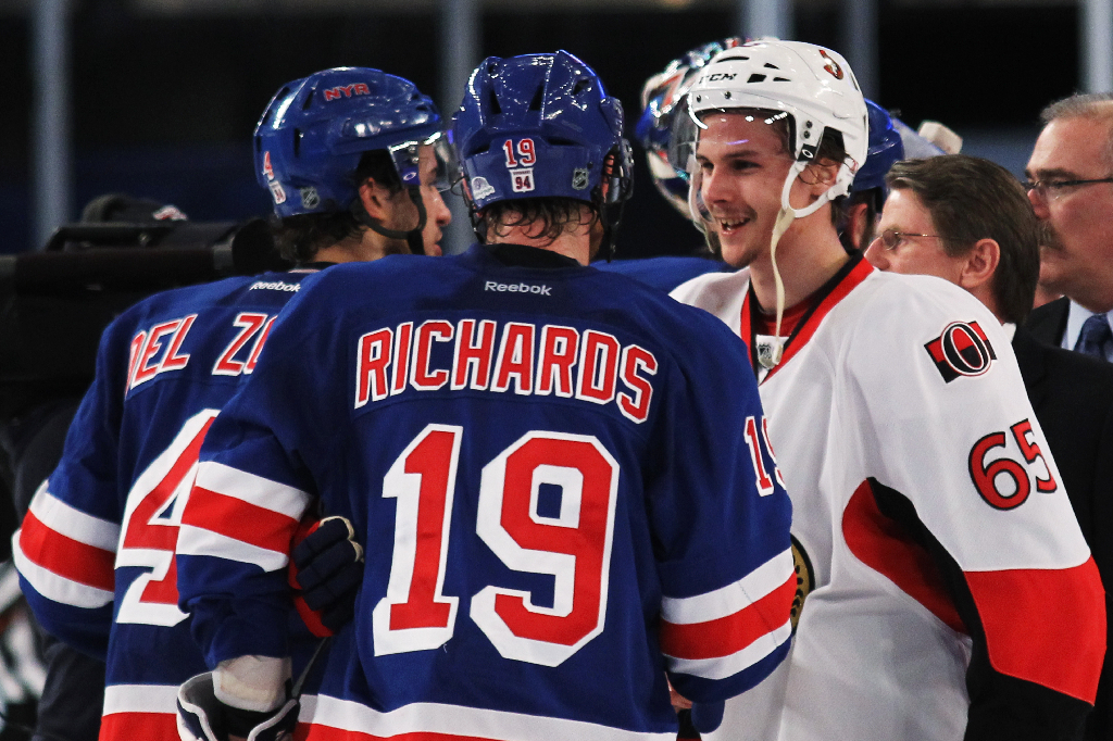 Erik Karlsson tackar spelarna i New York Rangers.