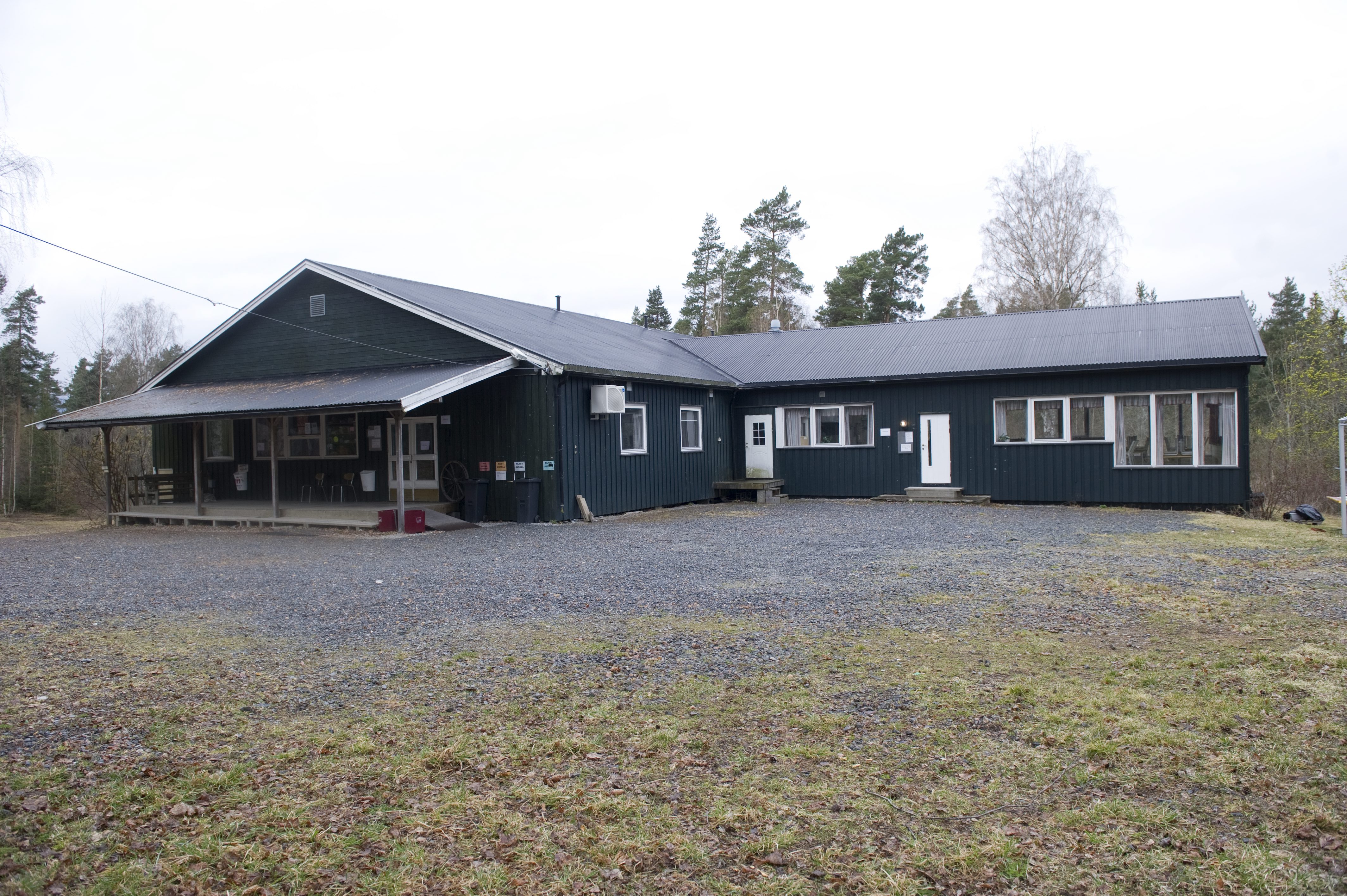 Kaffehuset på Utöya den 15 april 2012. I huset dödades flera av de 69 ungdomar som Breivik sköt ihjäl. Kaffehuset på Utöya den 15 april 2012. I huset dödades flera av de 69 ungdomar som Breivik sköt ihjäl.