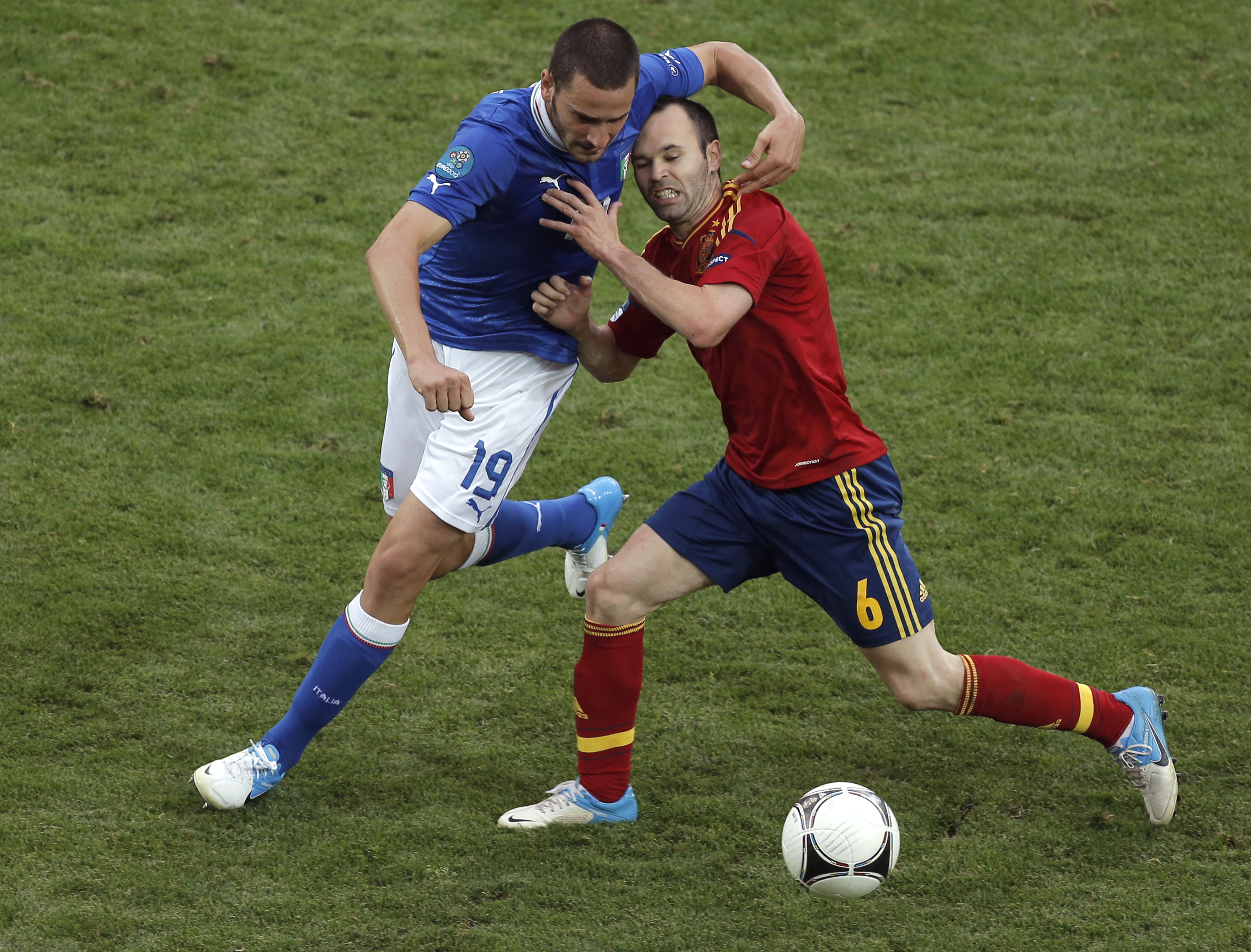 Andres Iniesta var rejält missnöjd över gräsmattan mot Italien.