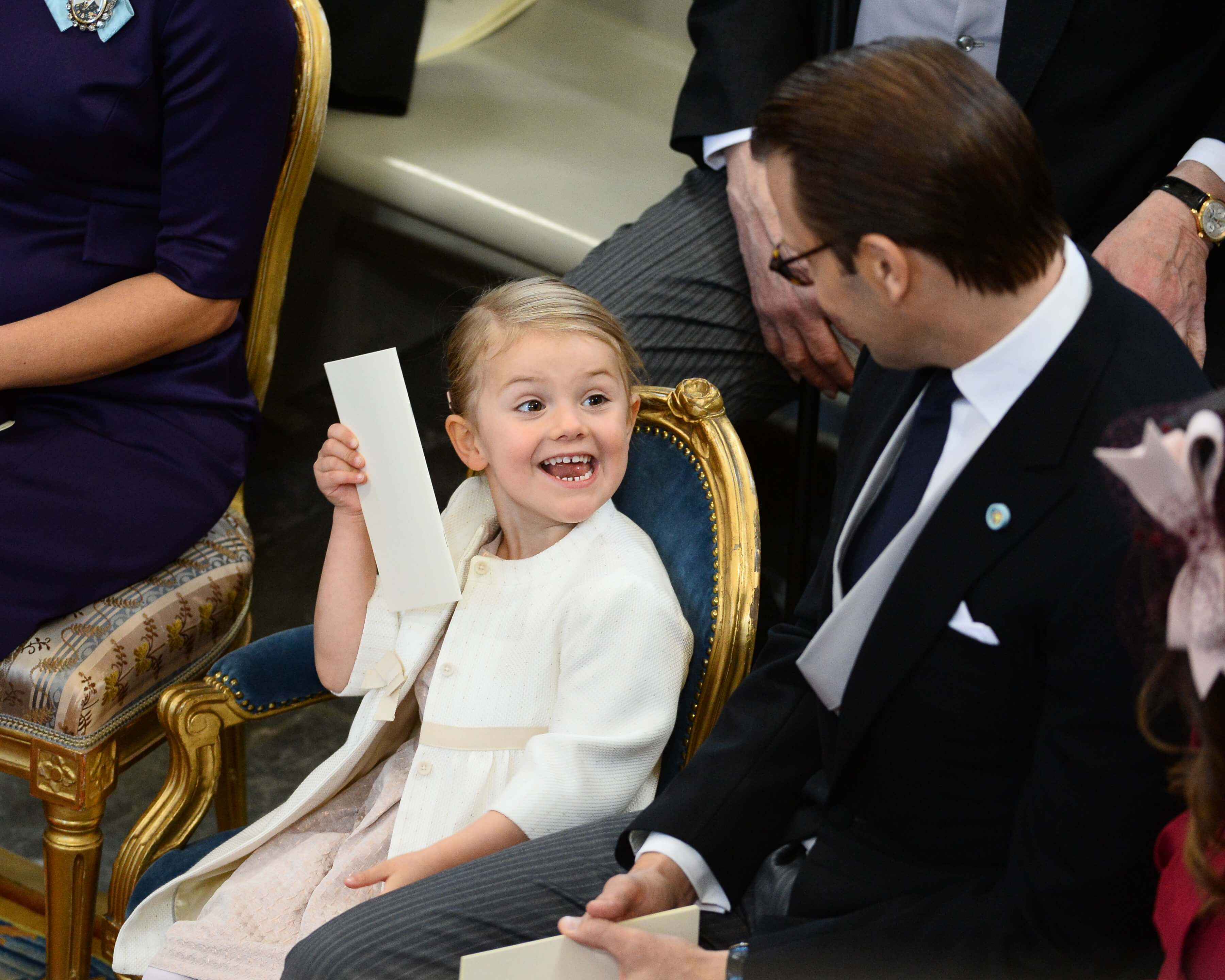 Prinsessan Estelle var lite gladare än prinsen. Prinsessan Estelle var lite gladare än prinsen.