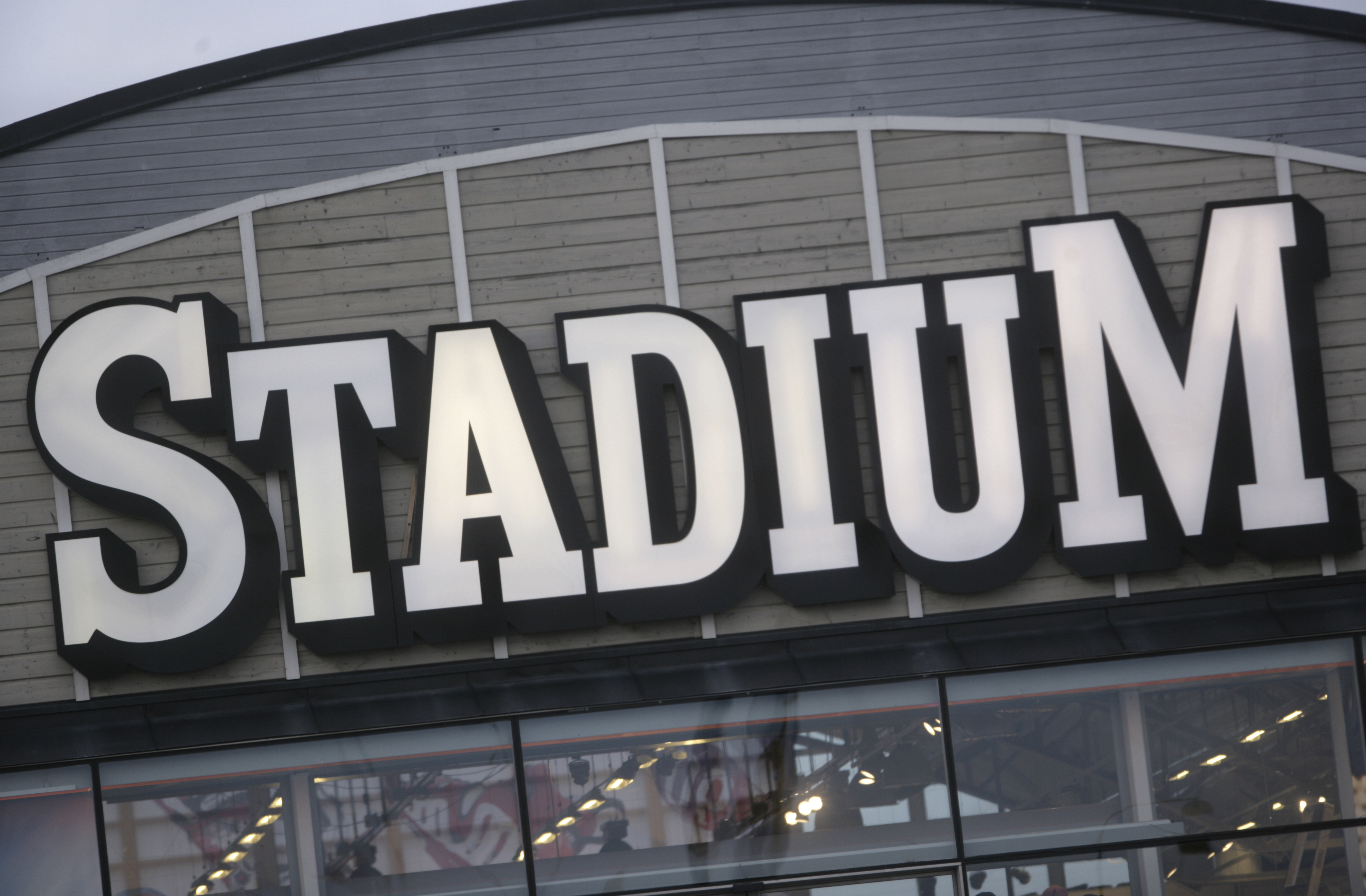 Efter en inventering på Stadium i Karlstad upptäckte butikschefen att det saknade massvis med kalsonger. När man senare påträffade likadana kalsonger i ungefär samma mängd på nätet larmades polisen.