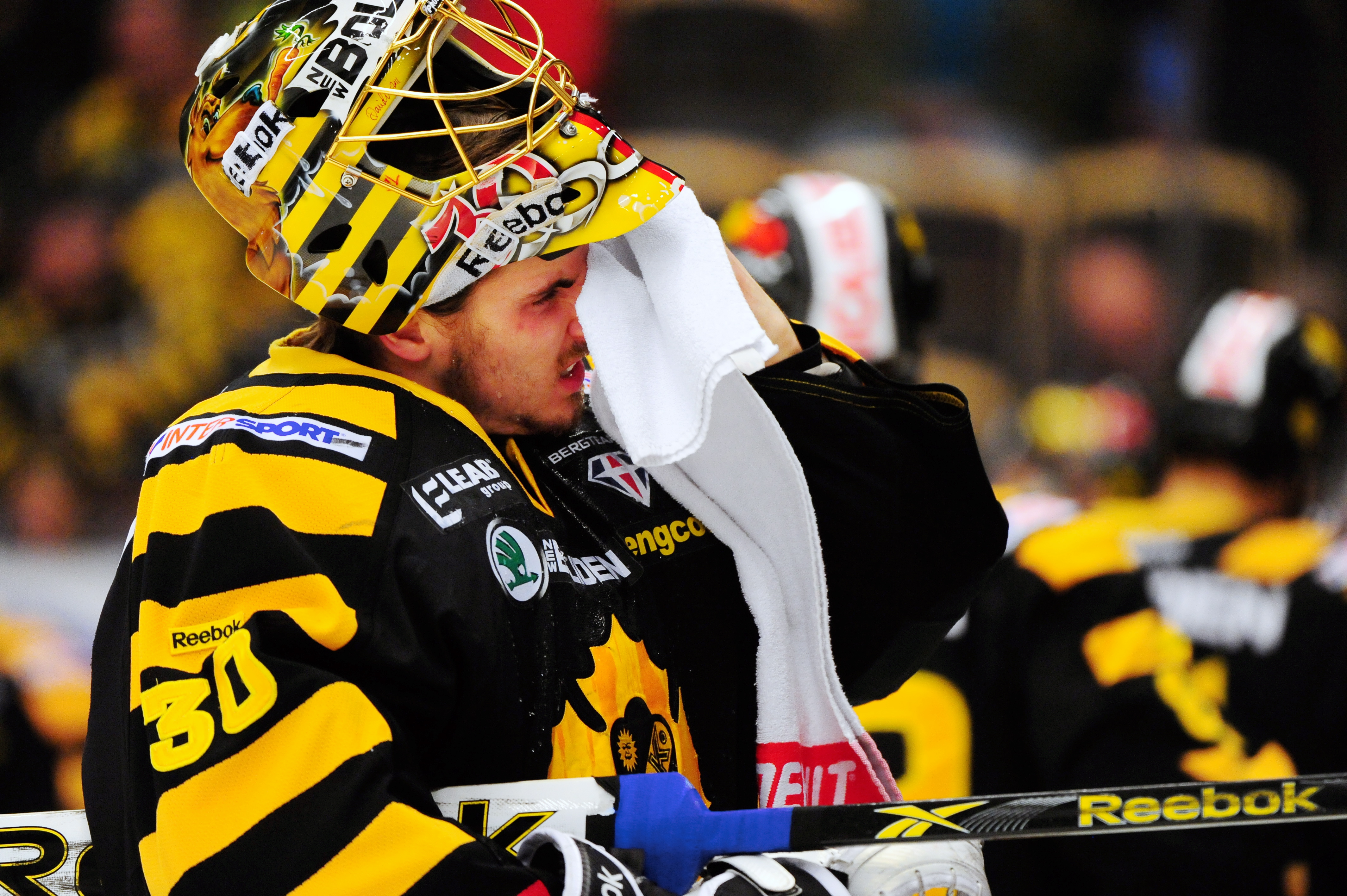 Joacim Eriksson hade tung kväll med fem insläppta på de 27 skott han fick mot sitt mål. Joacim Eriksson hade tung kväll med fem insläppta på de 27 skott han fick mot sitt mål.