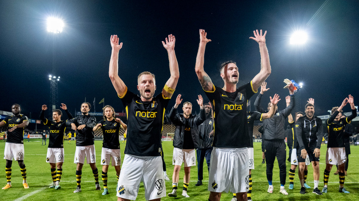 AIK:s Sebastian Larsson, till vänster, och Mikael Lustig hyllades av tillresta supportrar efter sin sista bortamatch i karriären som slutade med seger.