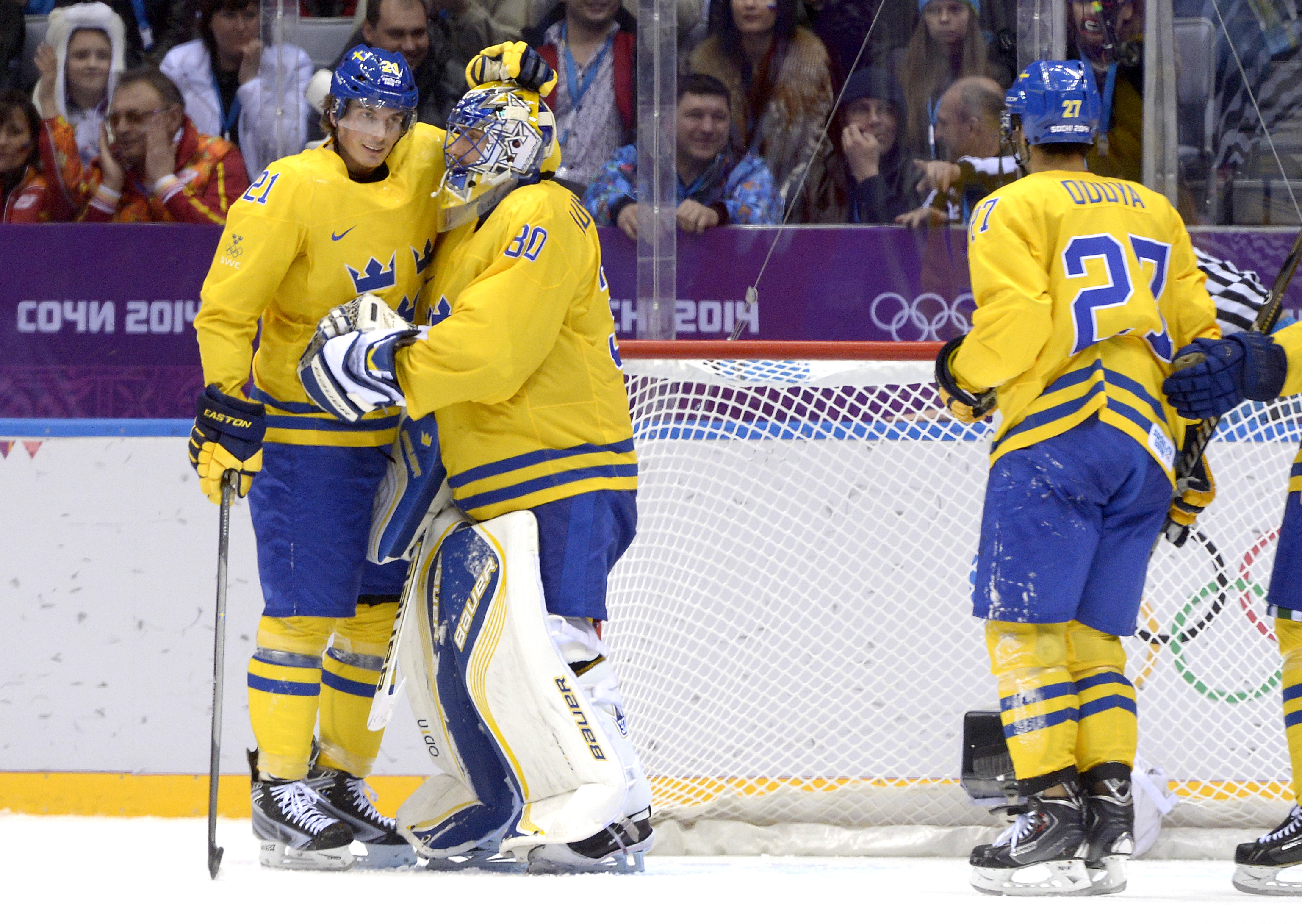 Loui Eriksson och Henrik Lundqvist firar. 