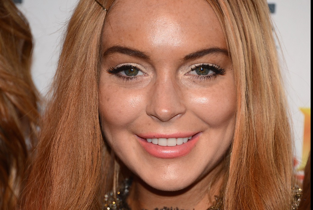 Betydligt bättre Lindsay, men ögonbrynen ser lite kritade ut och det här med att vara lite orange i pannan och smeta läppstift lite hur som helst? Bakläxa. Betydligt bättre Lindsay, men ögonbrynen ser lite kritade ut och det här med att vara lite orange i pannan och smeta läppstift lite hur som helst? Bakläxa.