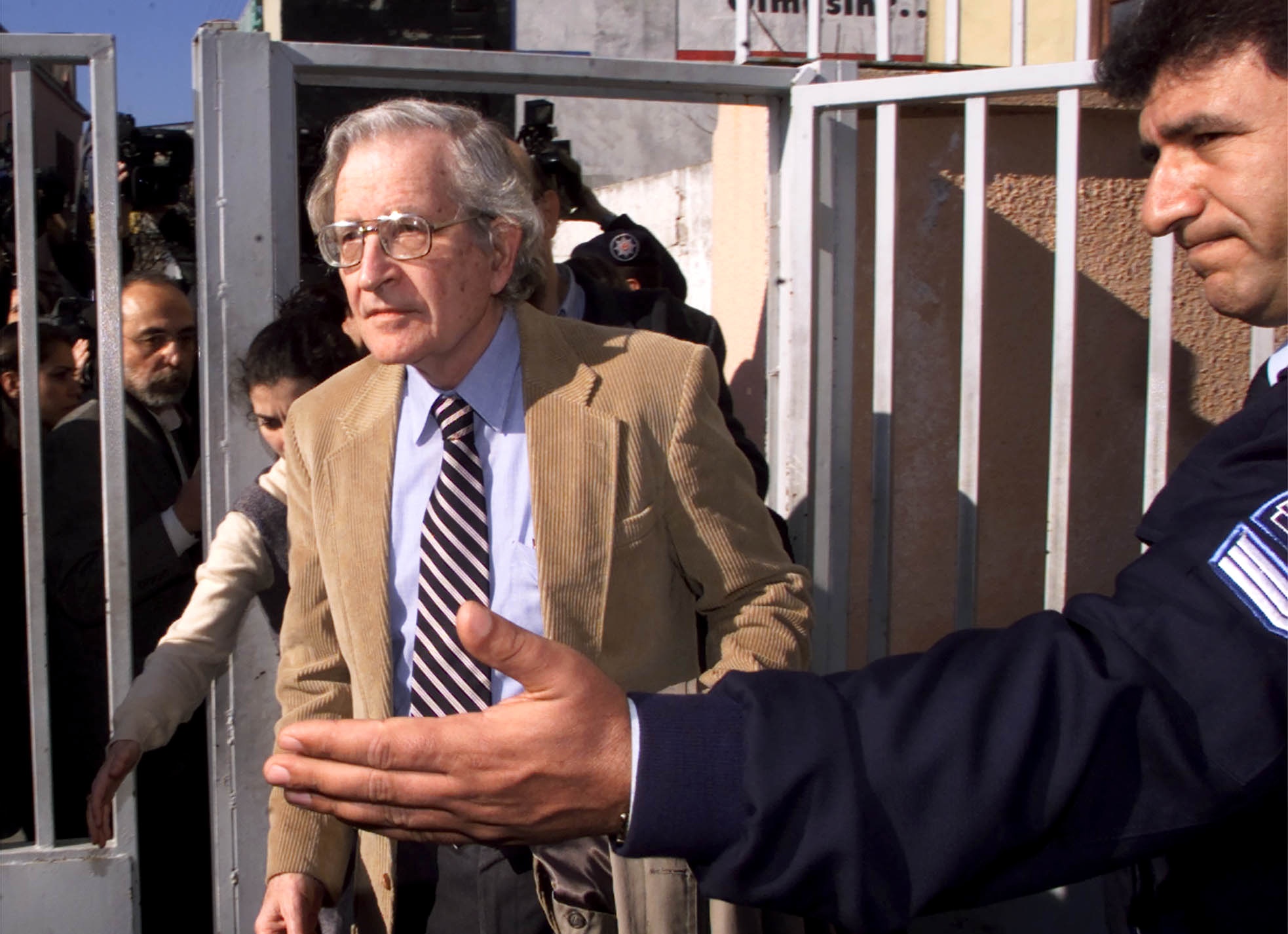 Författaren och debattören Noam Chomsky hejdades när han skulle besöka palestinska Västbanken.