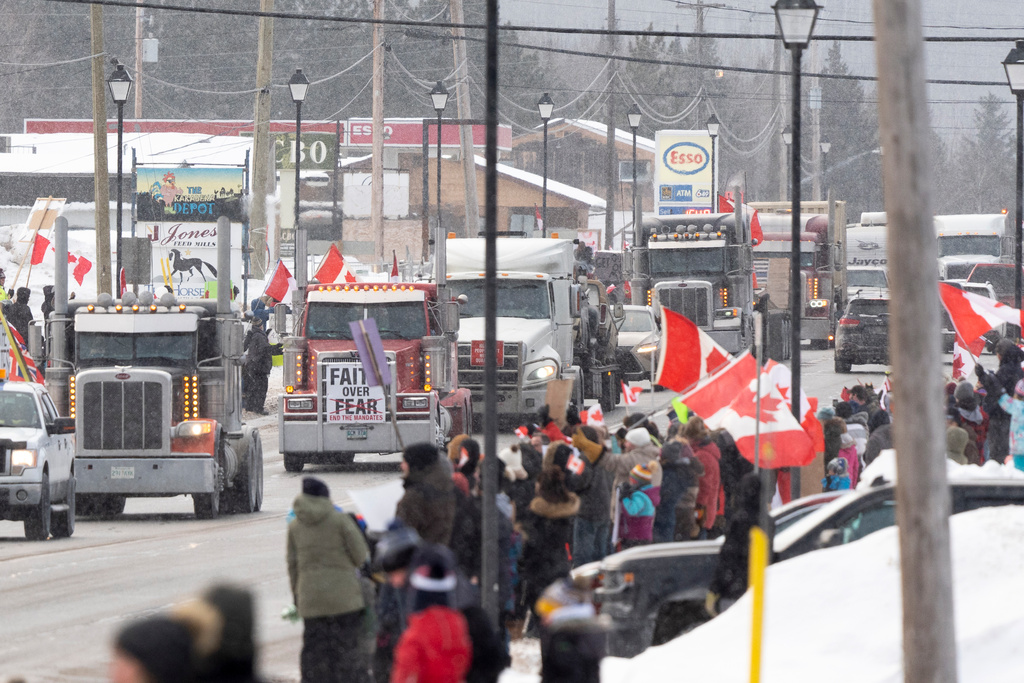 En lastbilskonvoj med förare som protesterar mot vaccinkrav kör genom samhället Kakabeka Falls i Ontarioprovinsen i Kanada. Arkivbild