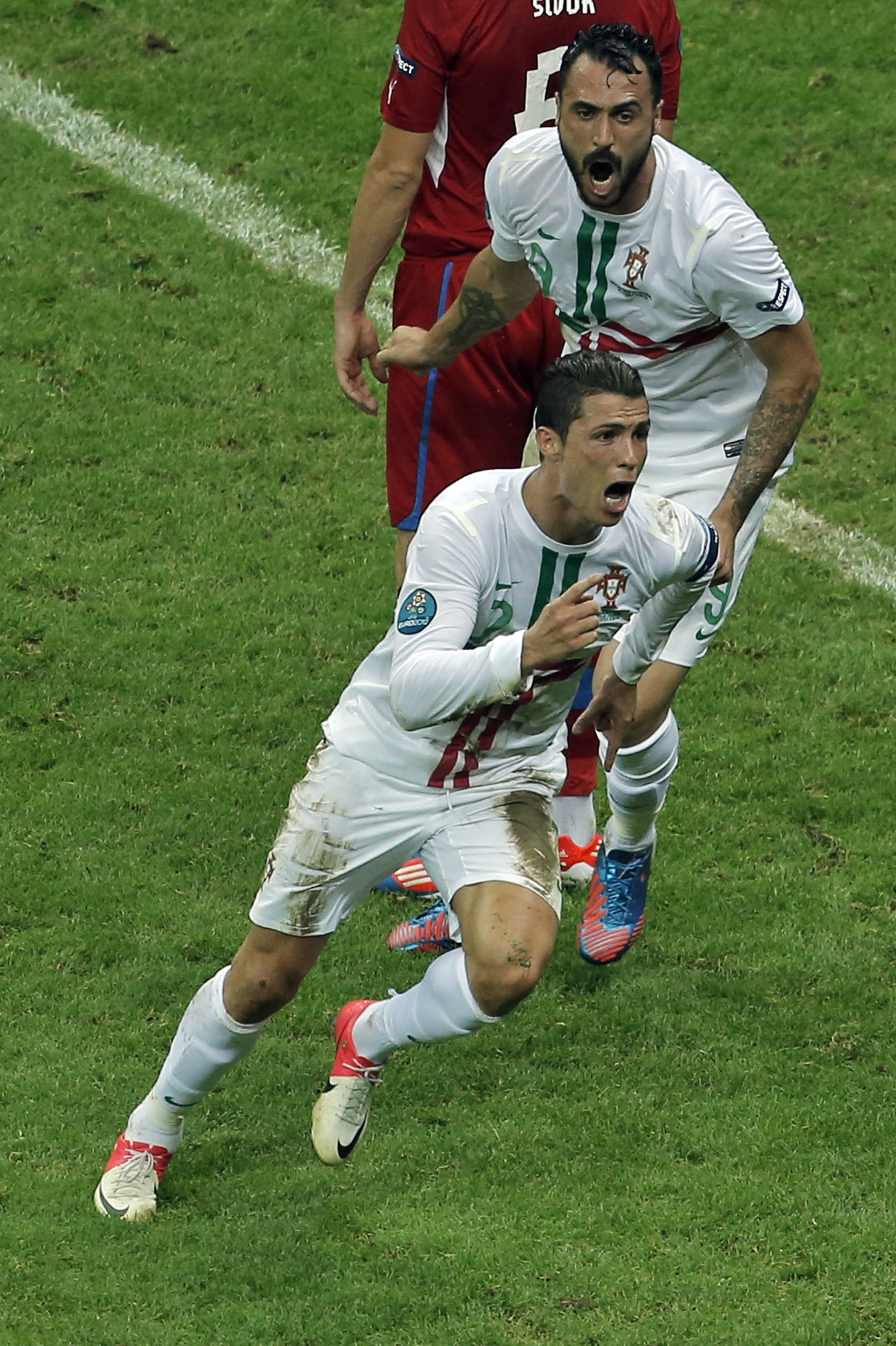 Hugo Almedia (i bakgrunden) trivs med att alla fokuserar på Ronaldo inför semifinalen.