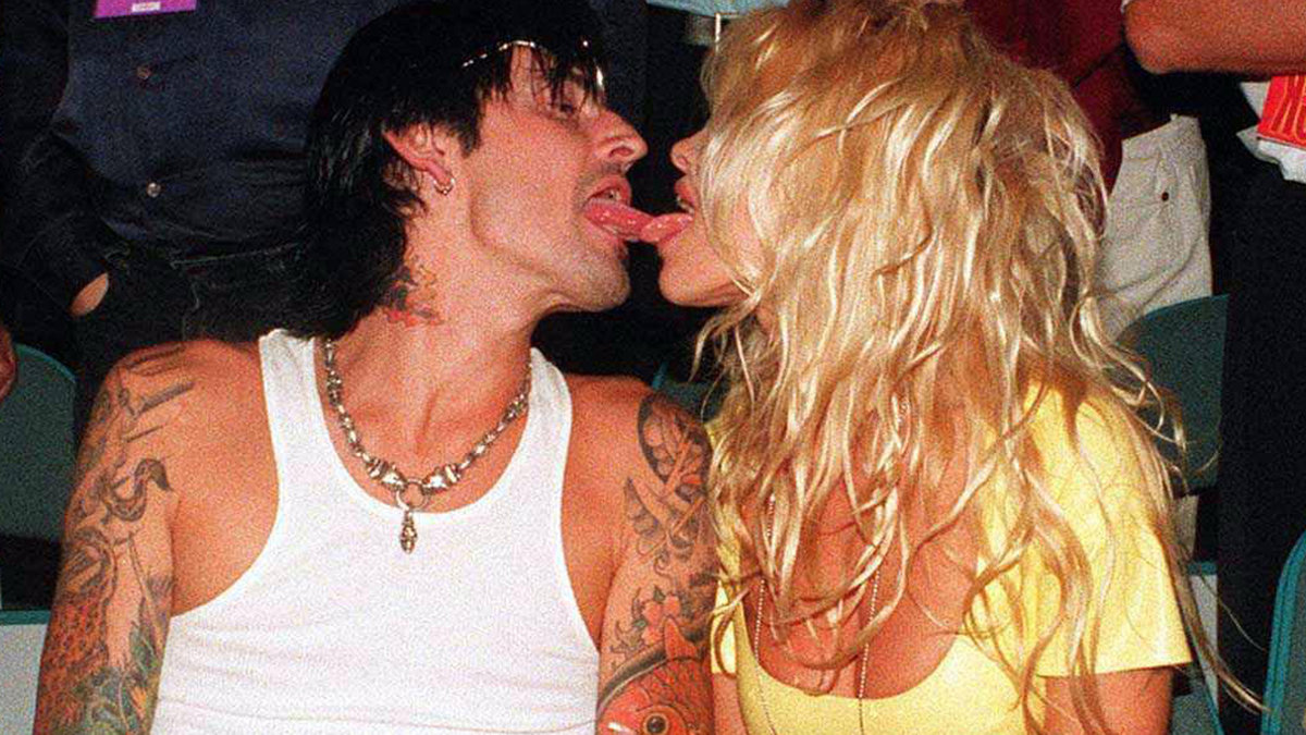 Motley Crue-trummisen Tommy Lee såg verkligen till att skämma bort sin fru Pamela Anderson under deras äktenskap. Bland annat köpte han en replika av ett Starbuckscafé som han lät installera i källaren. 
