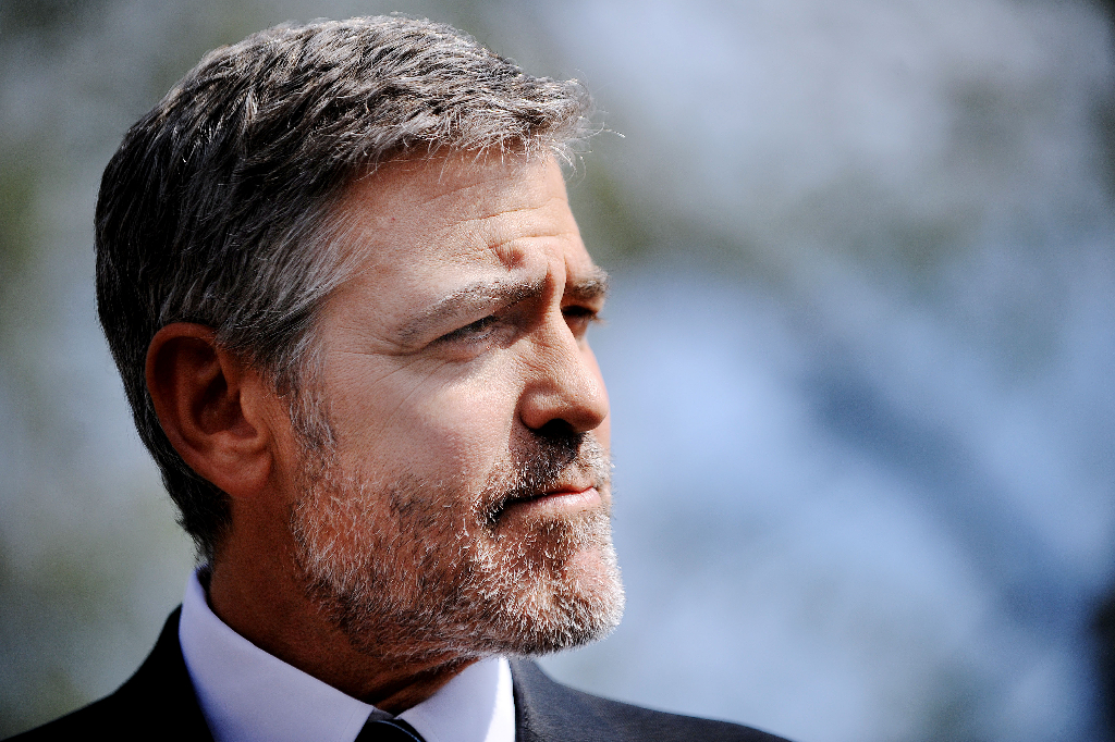 George Clooney, 50, ser väl bra ut oavsett ansiktsbehåring. Här i det avundsvärda tredagarsstubbet. George Clooney, 50, ser väl bra ut oavsett ansiktsbehåring. Här i det avundsvärda tredagarsstubbet.