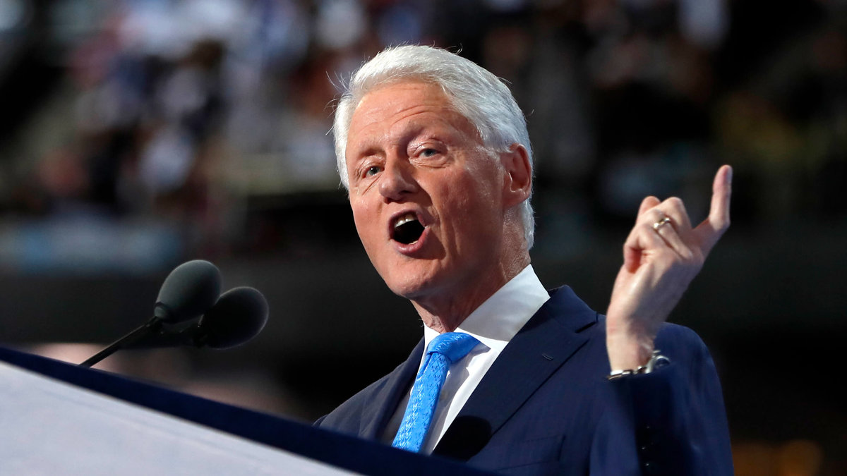 Tidigare presidenten  Bill  Clinton hyllades sin fru i ett tal.