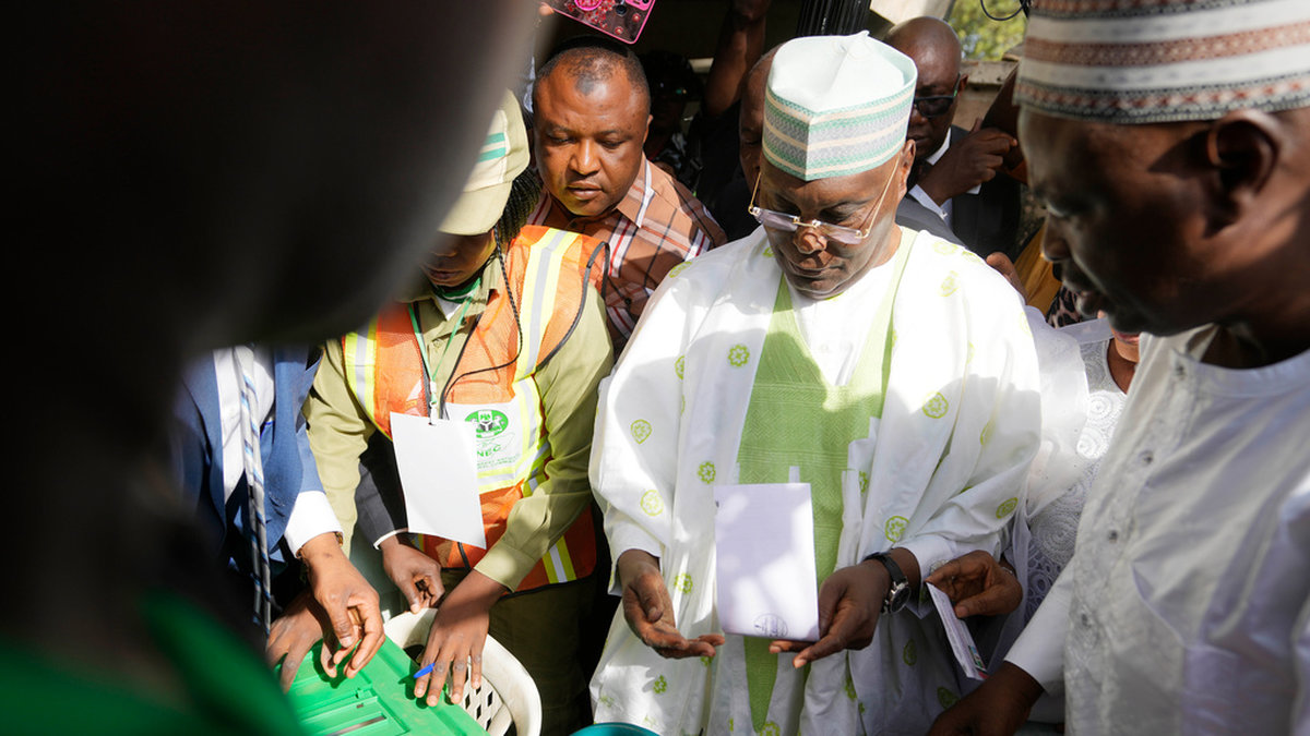 Presidentkandidaten och tidigare vicepresidenten Atiku Abubakar vid en vallokal i Yola under lördagsmorgonen.
