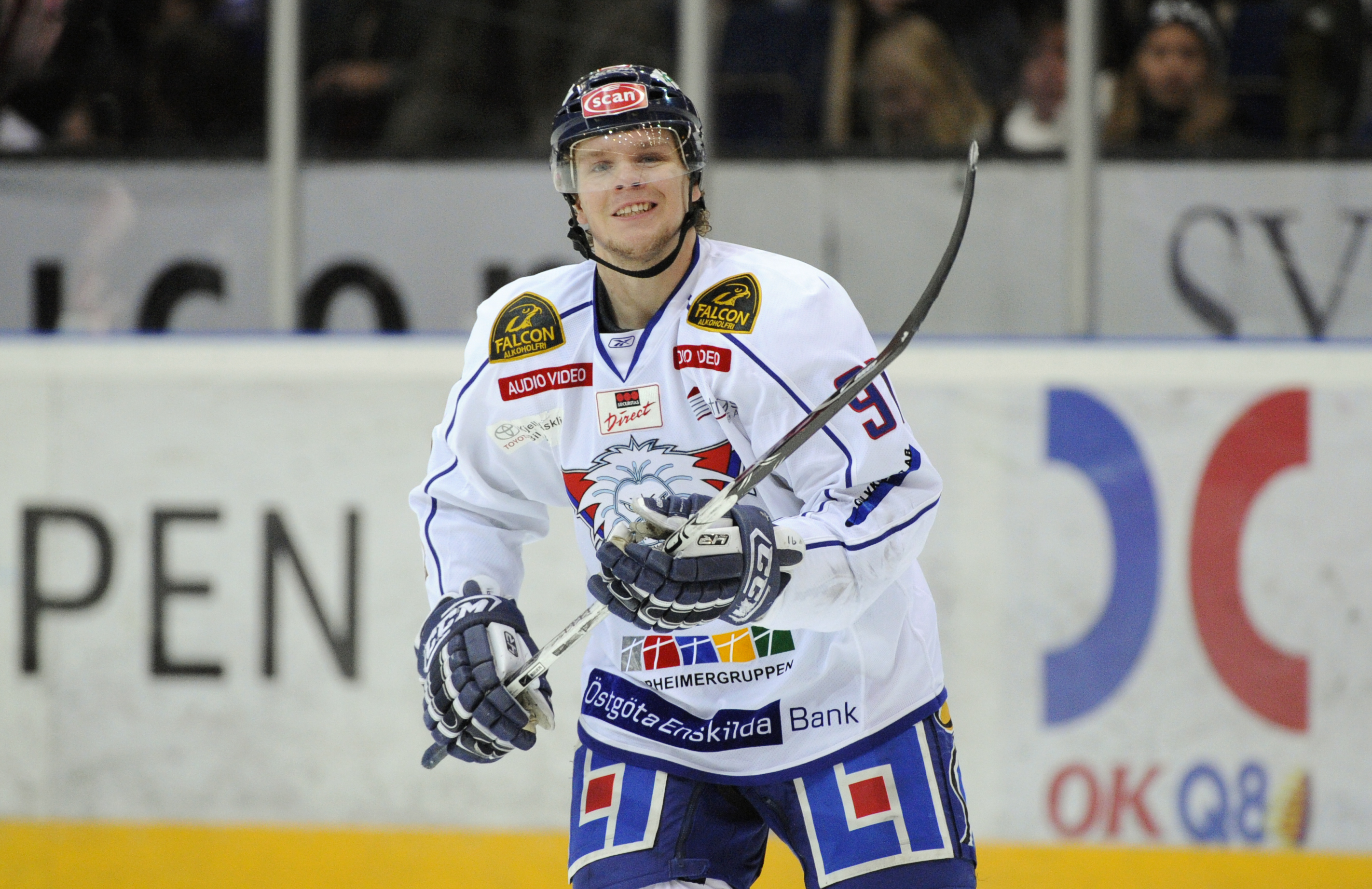 Efter att ha blivit crosscheckad av Linköpings Andreas Jämtin.