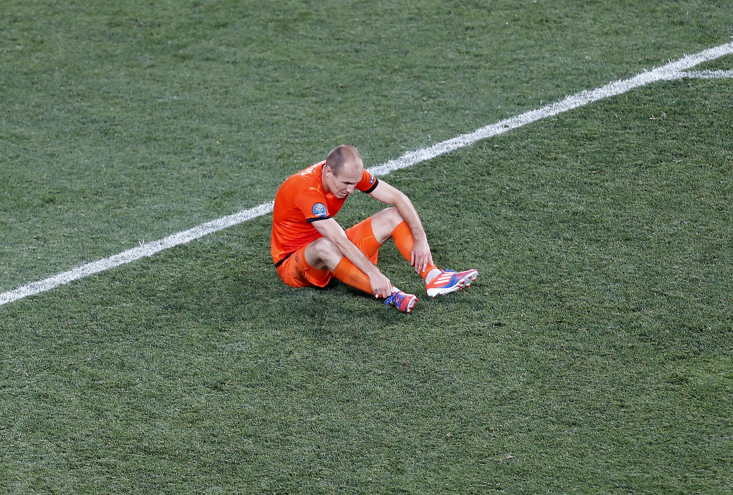 Robben deppar efter premiärförlusten mot Danmark. Nu har han stor respekt för tyskarna.