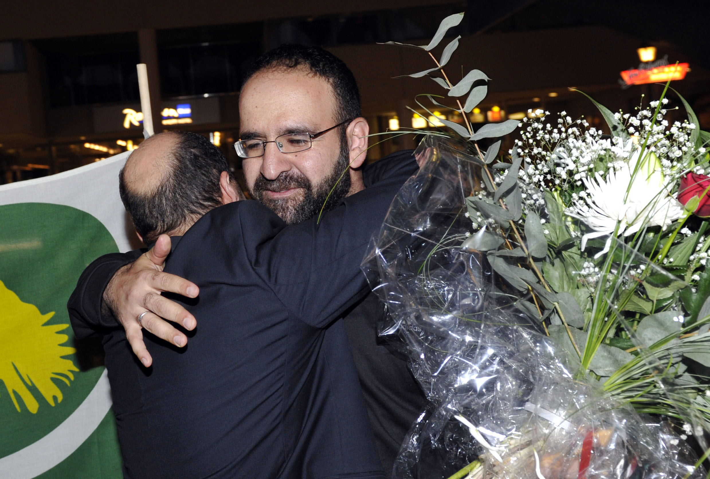 Mehmet Kaplan anländer till Arlanda flygplats efter att han deporterats ut ur Israel. Sammanlagt 11 svenskar var ombord på Ship to Gaza flottans fartyg då de bordades av israelisk militär.